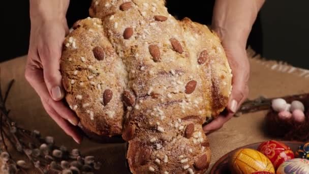 Colomba Cake Een Traditioneel Italiaans Paastoetje Paastaart Dook Vrouwenhanden Close — Stockvideo