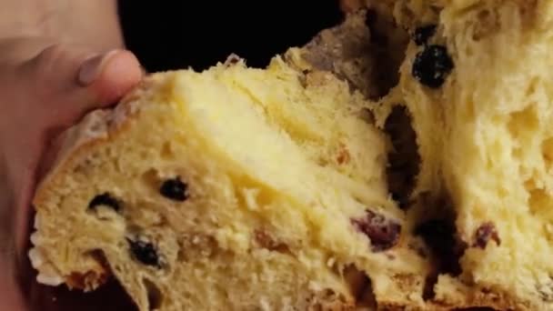 Colomba蛋糕是意大利传统的复活节甜点 厨师从复活节蛋糕上切下一片 展示了精美而通风的面团 顶部视图 — 图库视频影像