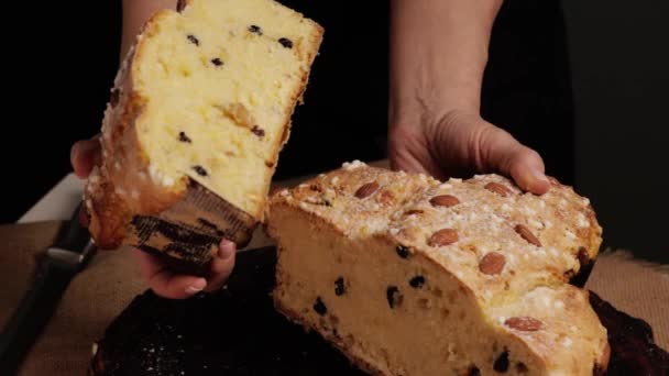 Colomba蛋糕是意大利传统的复活节甜点 厨师把复活节的科洛巴蛋糕分成两半 并展示精美而通风的糕点 — 图库视频影像
