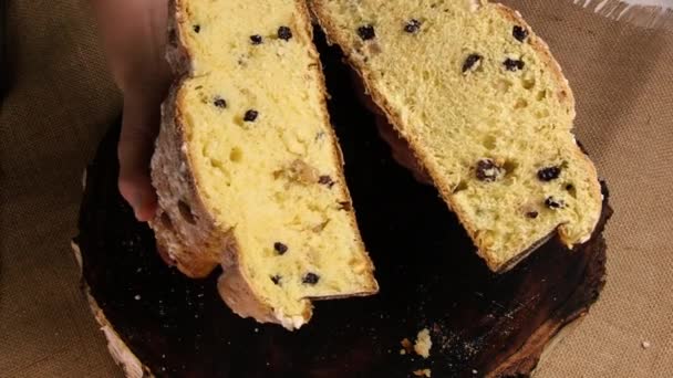 Colomba Cake Een Traditioneel Italiaans Paastoetje Chef Kok Breekt Easter — Stockvideo