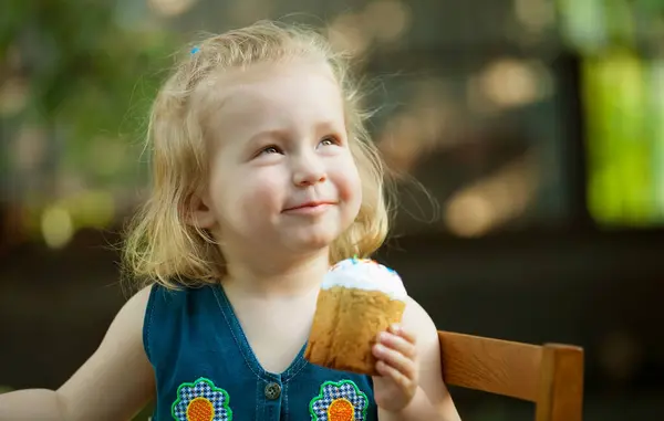 Una Bambina Divertente Con Capelli Biondi Sorriso Carino Tiene Mano Foto Stock Royalty Free