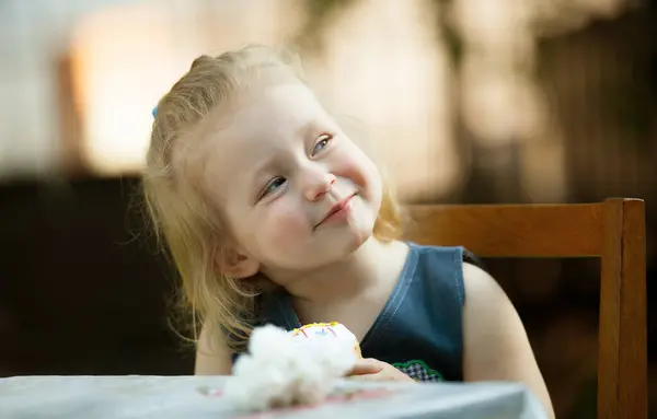 Zabawna Mała Dziewczynka Blond Włosami Ładny Uśmiech Trzymając Tort Wielkanocny Obraz Stockowy