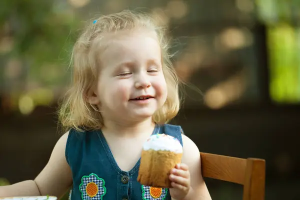 Ein Lustiges Kleines Mädchen Mit Blonden Haaren Süßem Lächeln Und lizenzfreie Stockbilder