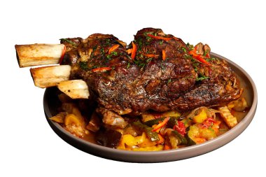 Fırında altın bir kabuğa pişirilmiş büyük bir parça biftek ve kaburga ya da seramik tabakta sebzelerle ızgara. Yakın plan. Beyazda izole edilmiş