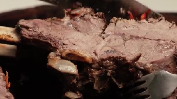 Kocken Visar Hur Saftigt Och Mört Kött Han Lagade Bit — Stockvideo