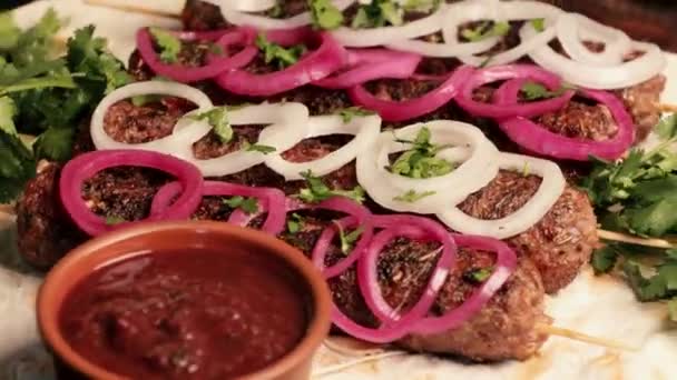 Kebab Grillezett Kolbász Darált Húsnyárson Pitakenyérrel Lassan Forogva Egy Fapadlón — Stock videók