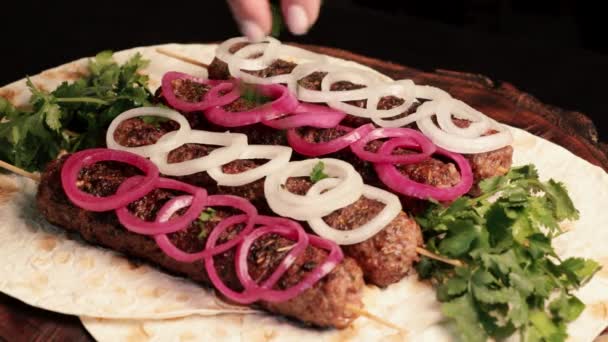 Kebab Gegrilde Worsten Gehakte Vleesspiesjes Met Pitabrood Een Houten Plank — Stockvideo