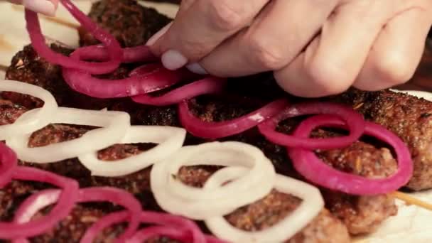 Kebab Linguiças Grelhadas Espetos Carne Picada Com Pão Pita Uma — Vídeo de Stock