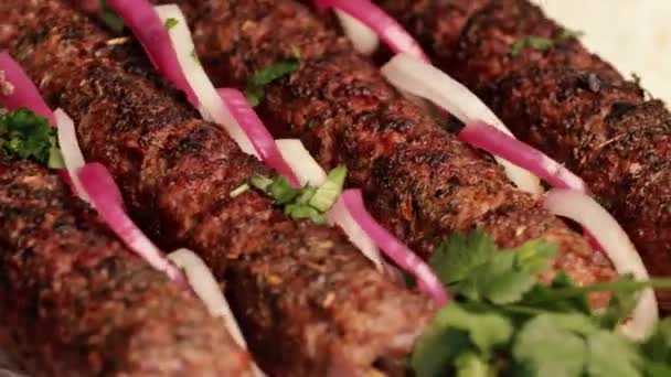 Kebab Saucisses Grillées Sur Des Brochettes Viande Hachée Avec Pain — Video