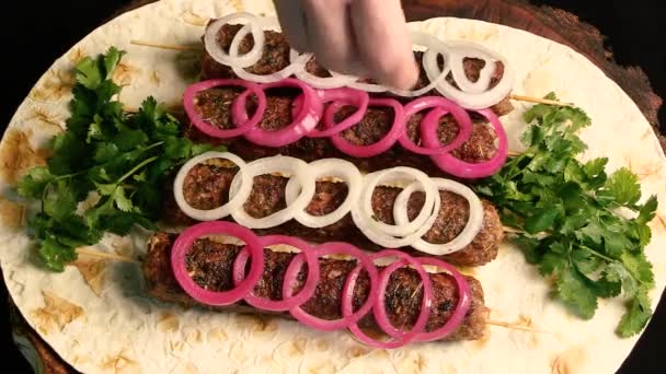 Kebab Saucisses Grillées Sur Des Brochettes Viande Hachée Avec Pain — Video