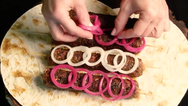 Kebab Cârnați Grătar Frigarui Carne Tocată Pâine Pita Placă Lemn — Videoclip de stoc