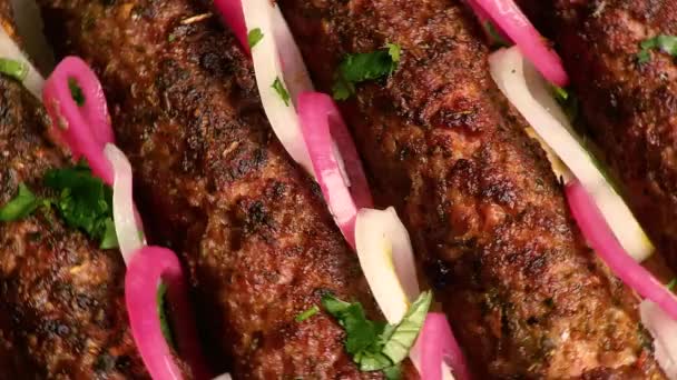 Kebab Grillezett Kolbász Darált Húsnyárson Pitakenyérrel Barbecue Szósszal Savanyított Hagymával — Stock videók