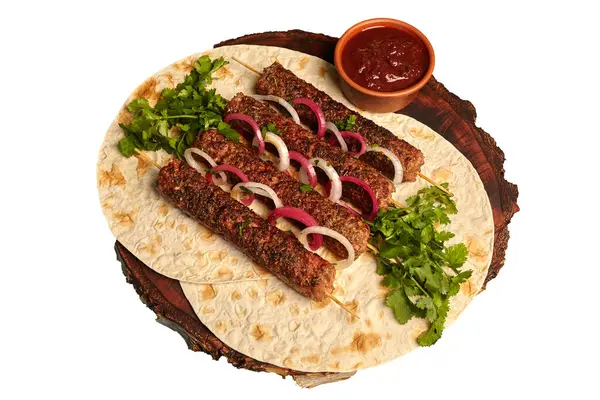 Kebab Gegrillte Würstchen Auf Hackfleischspießen Mit Fladenbrot Und Grillsoße Mit lizenzfreie Stockfotos