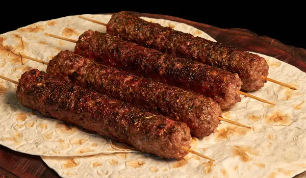 Kebab Salsicce Alla Griglia Spiedini Carne Macinata Una Tavola Legno Immagini Stock Royalty Free