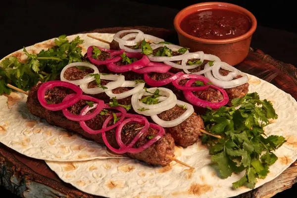 Kebab Gegrillte Würstchen Auf Hackfleischspießen Mit Fladenbrot Und Grillsoße Mit Stockbild