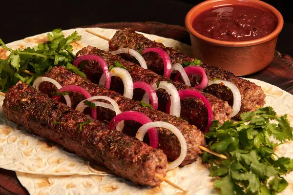 Kebab Embutidos Parrilla Sobre Pinchos Carne Picada Con Pan Pita Imagen De Stock