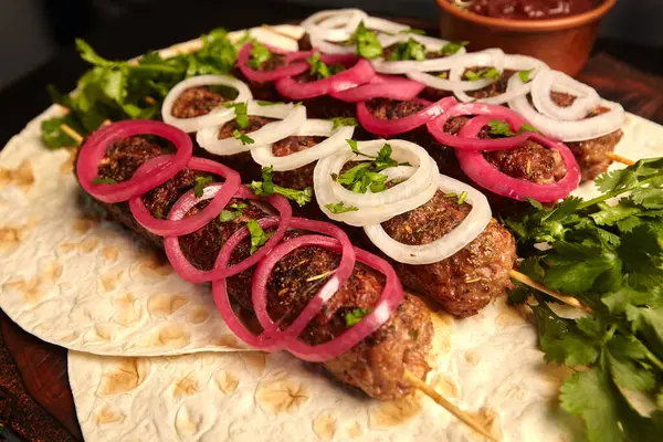Kebab Gegrillte Würstchen Auf Hackfleischspießen Mit Fladenbrot Und Grillsoße Mit Stockfoto