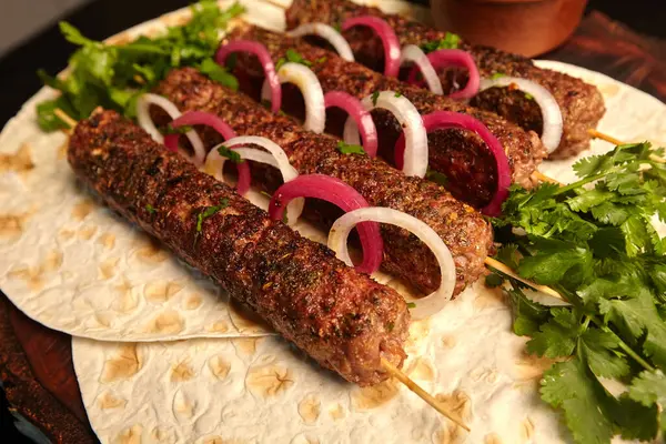 Kebab Gegrillte Würstchen Auf Hackfleischspießen Mit Fladenbrot Und Grillsoße Mit lizenzfreie Stockbilder