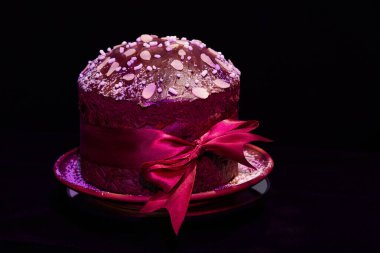 Panettone pastası Paskalya ve Noel için geleneksel bir İtalyan tatlısıdır. Paskalya ve Noel pastaları: kulich, paska. Çikolata hamuru. Siyah arkaplanda yakın plan