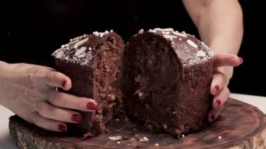 Panettone keki, kulich, paska - Paskalya ve Noel için bir tatlı. Panettone ikiye bölünmüş, çikolatalı pasta ve çikolata dolgulu. Şef, panettone 'un içeriden nasıl göründüğünü gösteriyor.