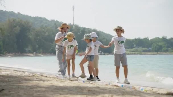 Wolontariusze Dzieci Zbierają Odpady Tworzyw Sztucznych Plaży Aby Pomóc Zmniejszyć — Wideo stockowe