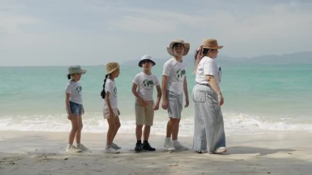 Lehrer Nehmen Schüler Mit Auf Exkursionen Den Strand Etwas Über — Stockvideo