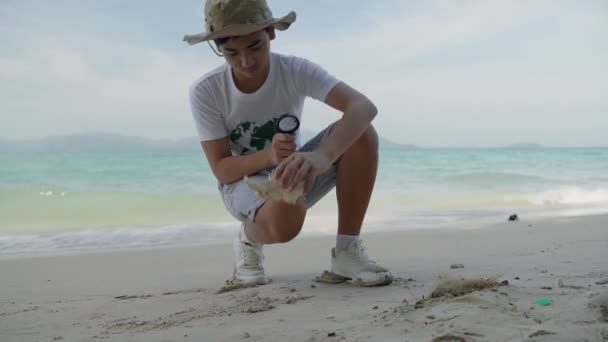 Klasie Wycieczka Plażę Nauczyciel Uczy Dzieci Zwierzętach Które Żyją Plaży — Wideo stockowe