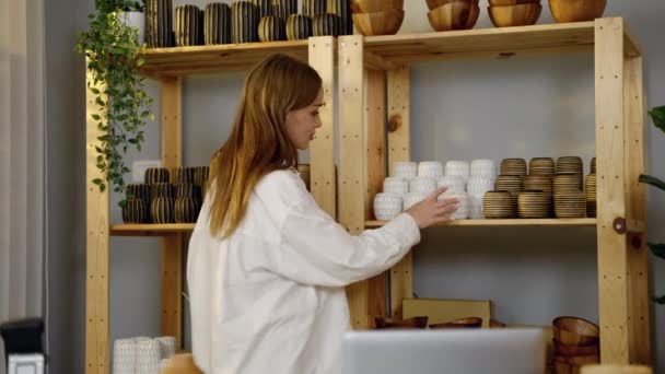 Online Πωλητής Έλεγχο Των Προϊόντων Ξύλινα Βάζα Τοποθετούνται Στα Ράφια — Αρχείο Βίντεο
