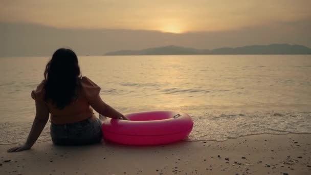 Asiática Gorda Mujer Acostada Playa — Vídeo de stock