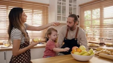 Evde kocaya meyve yediren eş, aile ilişkileri konsepti.