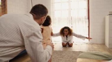 Kızı koşuyor ve sevgi dolu anne, aile ilişkisi konsepti