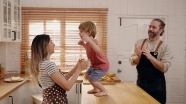 Oğlu neşeyle dans etti ve annesine sevgiyle sarıldı..