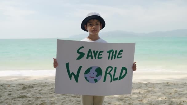 Πορτρέτα Παιδιά Εθελοντές Που Κρατούν Ένα Σήμα Σώσει Τον Κόσμο — Αρχείο Βίντεο