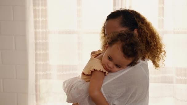 Mère Afro Américaine Tenant Fille Câlinant Avec Soin Concept Relation — Video