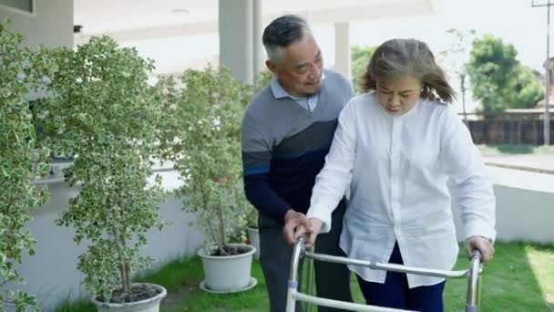 Elderly Couple Helping Learn Walk Walker Front Yard Family Relationship — Stock Video