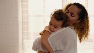 Afrika kökenli Amerikalı anne kızını kucaklıyor ve aile ilişkileri kavramına sarılıyor.