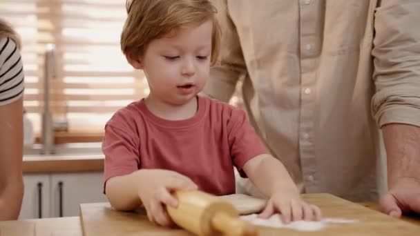 Ojciec Matka Nauczania Syn Ugniatanie Ciasta Domu Kuchnia Koncepcja Stosunków — Wideo stockowe