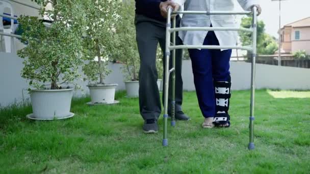 Pareja Ancianos Ayudando Aprender Caminar Con Caminante Patio Delantero Concepto — Vídeos de Stock