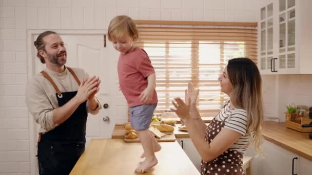 Fiú Vidáman Táncolt Szeretettel Ölelgette Anyját Otthonukban Családi Kapcsolatukban — Stock videók