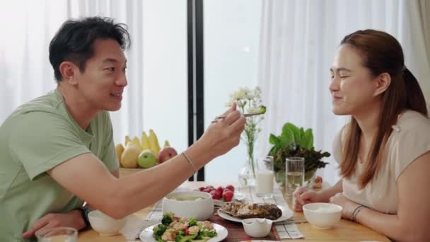 Pareja Asiática Alimentándose Con Palillos Mesa Hogar Concepto Relación Familiar — Vídeo de stock