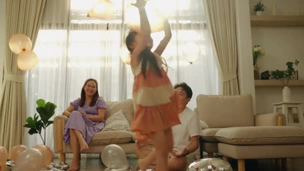 Asyalı Aile Evde Balon Oynarken Eğleniyor Aile Ilişkileri Konsepti — Stok video