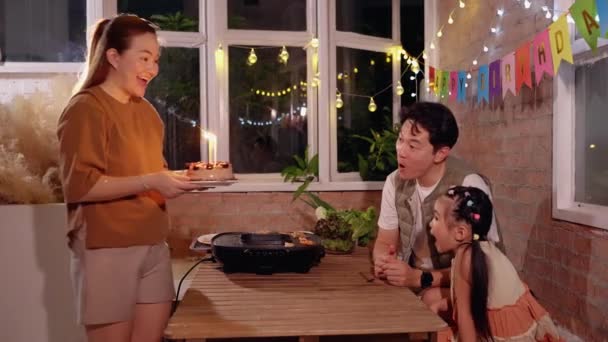 Asiatisk Familj Firar Sin Dotters Födelsedag Genom Att Blåsa Födelsedagstårta — Stockvideo