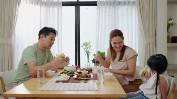 Azjatycka Rodzina Jedząca Śniadanie Przy Stole Kuchni Relacje Rodzinne — Wideo stockowe
