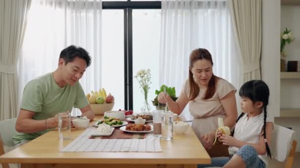 Familia Asiática Desayunando Mesa Comedor Dentro Cocina Relaciones Familiares — Vídeos de Stock