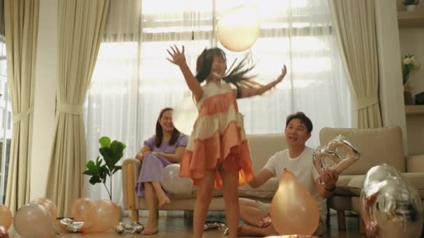 Famille Asiatique Amuser Jouer Des Ballons Maison Concept Relation Familiale — Video