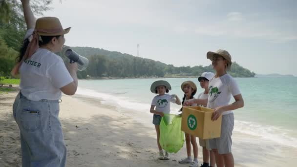 Εθελοντές Παιδιών Συλλέγουν Πλαστικά Απόβλητα Στην Παραλία Για Βοηθήσουν Στη — Αρχείο Βίντεο