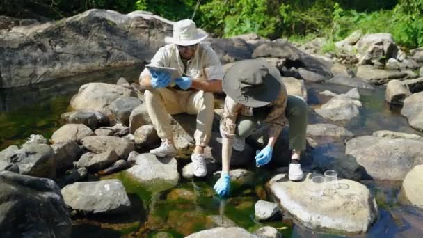 生物学家搜集天然水样作研究 环境保护概念 碳足印 — 图库视频影像