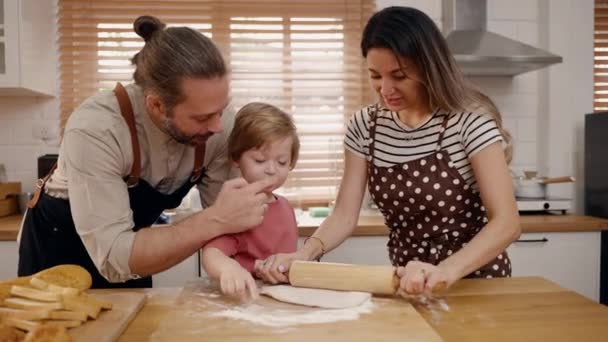 Pai Mãe Ensinando Filho Amassar Massa Casa Cozinha Conceito Relações — Vídeo de Stock