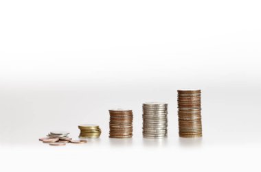 Yükselen para yığınları finansal büyüme, tasarruf ve yatırımı temsil ediyor. Bankacılık, iş ve ekonomik başarı için mükemmel bir kavram..