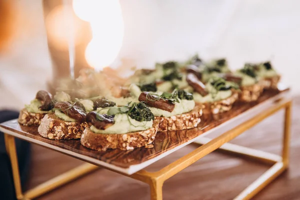 Essen Eine Party Teller Mit Snacks Für Gäste Auf Holztisch — Stockfoto